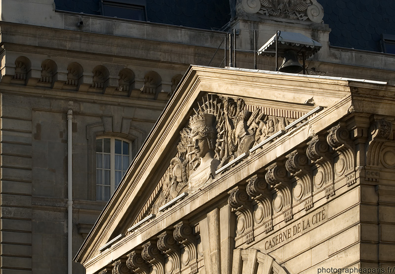 Entre par la rue de la Cit, face  la cathdrale de Notre Dame 