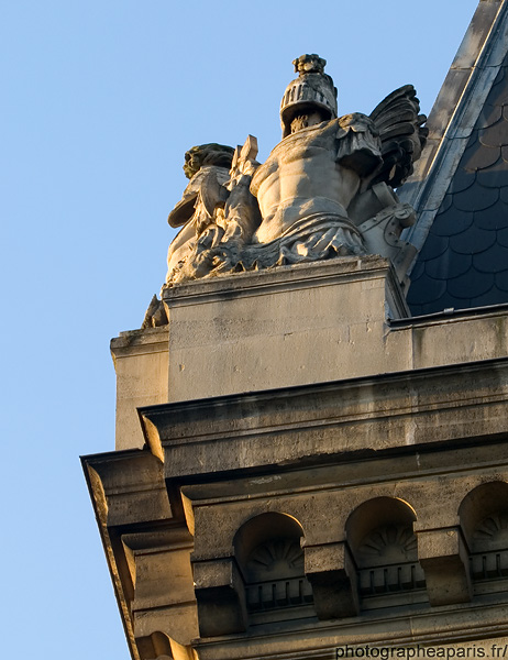 Sculptures  l'aplomb de l'angle prs du Petit Pont 