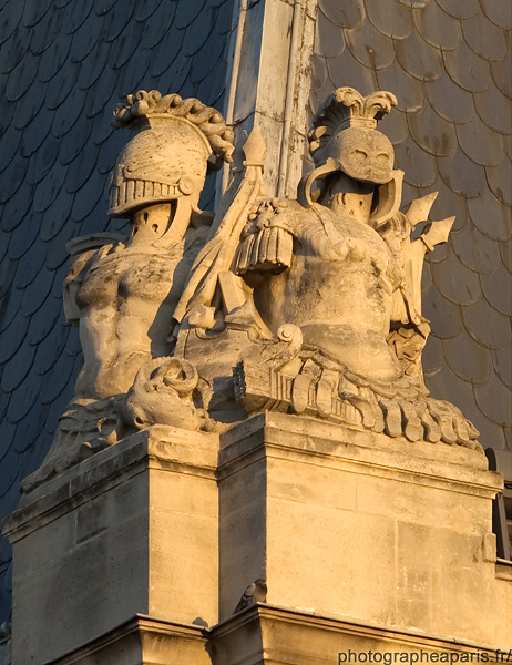 A l'aplomb de l'angle de la rue de la Cit et du quai du March-Neuf 