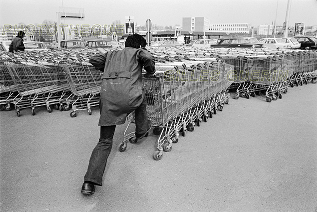 Caddies sur un parking d'hypermarch -en rgion parisienne - Fvrier 1974