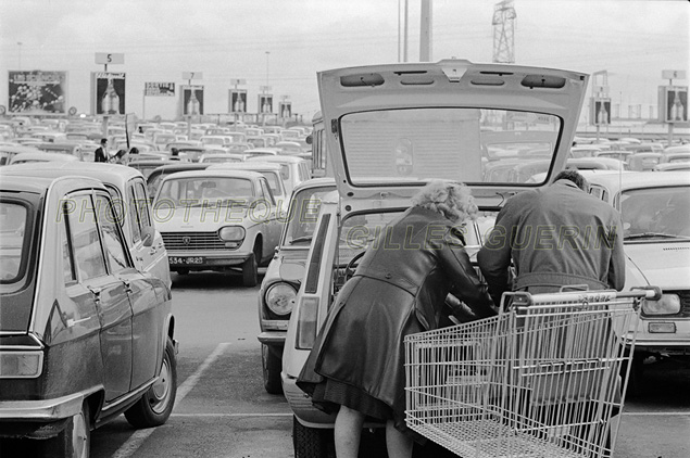 Parking d'hypermarch - Rgion parisienne - 1974