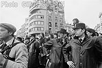 1978  - Obsèques de Claude François - Scène dans la foule en émoi face à l'église d'Auteuil à Paris