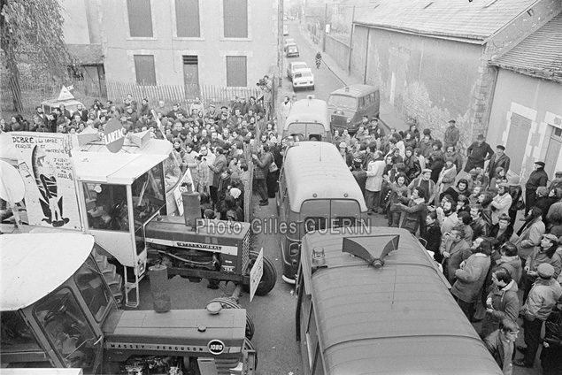 Marche des paysans du Larzac sur Paris 1973