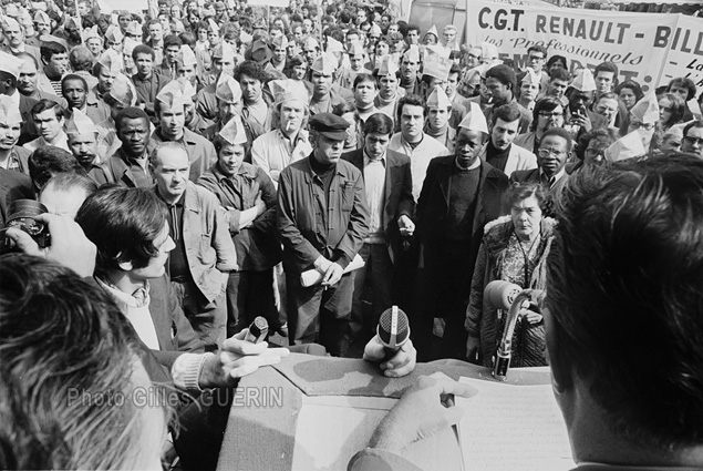 Grve  l'usine Renault de l'le Seguin  Boulogne-Billancourt - 27 mars 1973 -  [...] <I>Les grvistes des ateliers 1 250 et 1 251, dont plus de 80 % sont des immigrs algriens, espagnols ou portugais, et dont la moyenne d'ge n'excde pas trente ans, rclament leur passage  une classification suprieure, celle d'ouvrier professionnel de fabrication (P. 1 F.)</I> [...]  (journal Le Monde 28 mars 1973)<