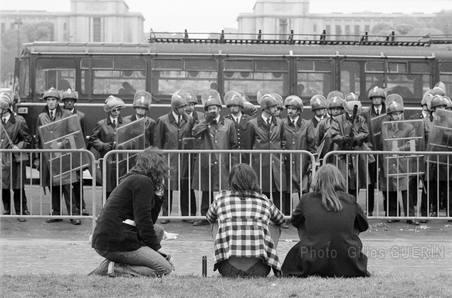 Manifestation anti-nuclaire sur le Champ de Mars - Paris - Mai 1973