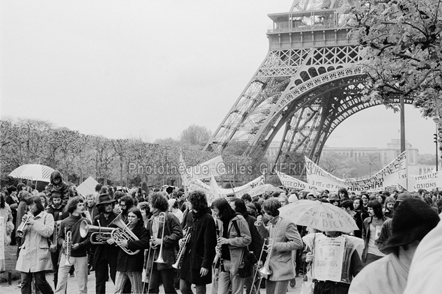 Manifestation anti-nuclaire sur le Champ de Mars - Paris - Mai 1973