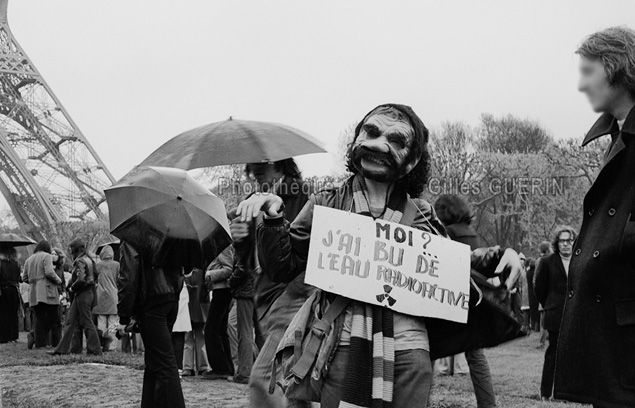 Manifestation anti-nuclaire sur le Champ de Mars - Paris - Mai 1973