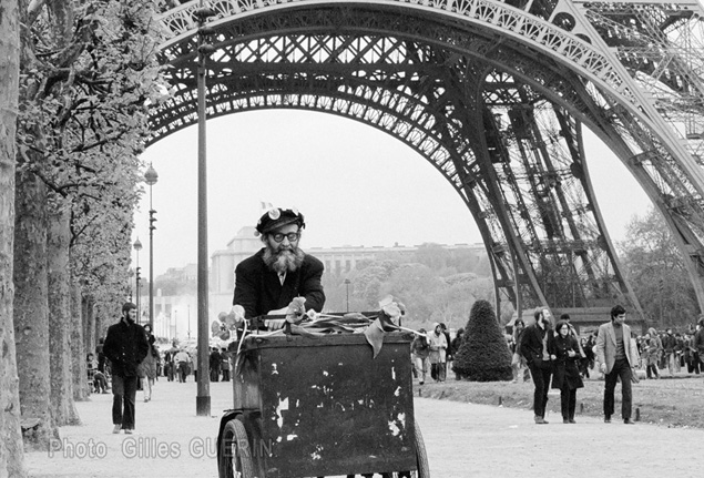 Manifestation anti-nuclaire sur le Champ de Mars - Paris - Mai 1973