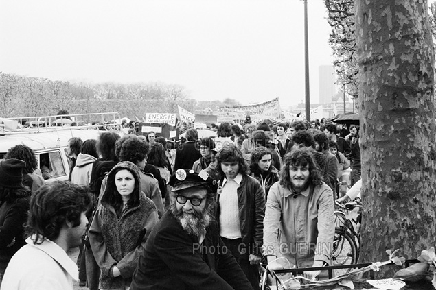 Manifestation anti-nuclaire sur le Champ de Mars - Paris - Mai 1973