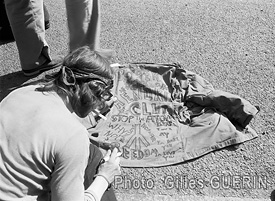 Marche non violente Londres-Paris pour la suspension des essais nuclaires - Wattrelos - 26 mai 1973