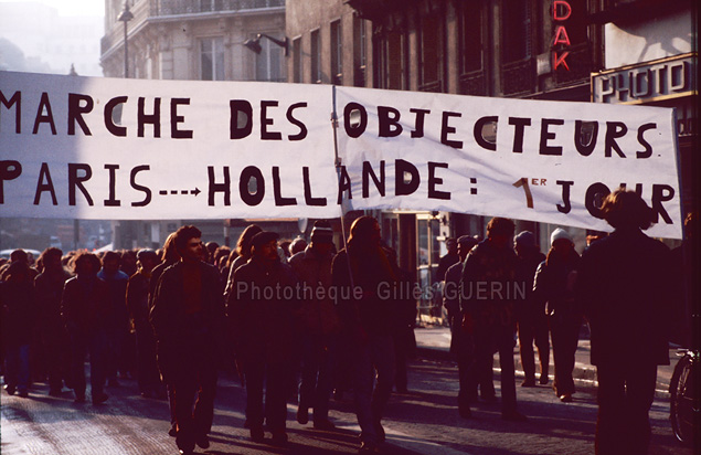 Dpart de la marche des objecteurs de conscience vers la Hollande o ils demanderont l'asile politique - Paris 19 janvier 1980