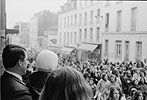 1972  - Manifestation MLF - Couple bien habill et leur petit garon regardent le dfil