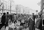 1973  - Manifestation lycens contre loi Debr - Mnagres regardant le dfil