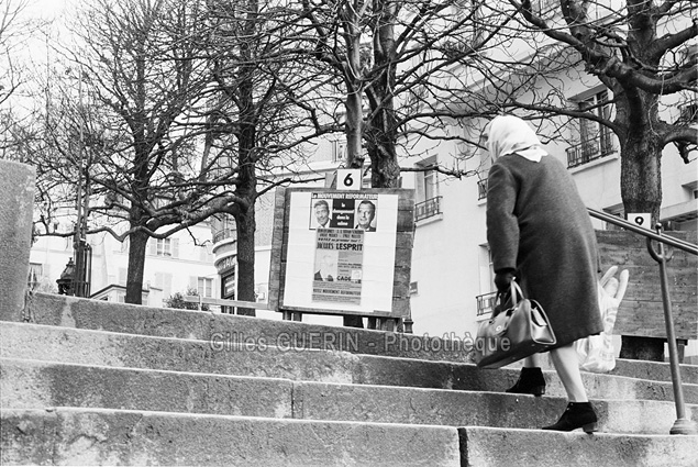 Elections lgislatives 1973 - Habitants du quartier de Montmartre et panneaux electoraux - Place Emile Goudeau, 18me arrondissement de Paris