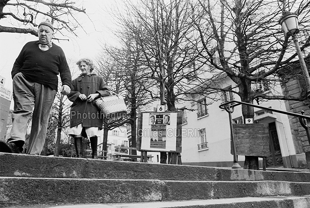 Elections lgislatives 1973 - Habitants du quartier de Montmartre et panneaux electoraux - Place Emile Goudeau, 18me arrondissement de Paris