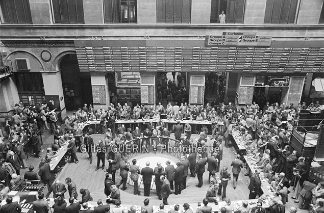 Bourse de Paris, le 13 mars 1978 - Foule autour de la  corbeille