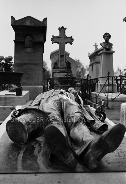 Gisant sur la tombe de Victor Noir au Pre Lachaise