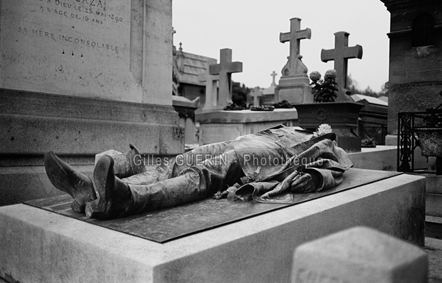 Gisant sur la tombe du jouraliste Victor Noir (*) au Père Lachaise