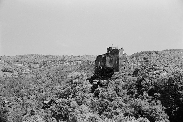 Paysage cvenol avec ancienne maison fortifie - 