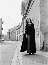 Fabienne La jeunne femme en cape noire et la petite écolière