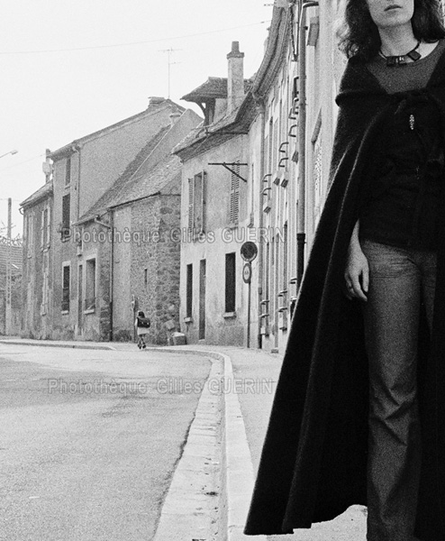 Fabienne La jeunne femme en cape noire et la petite écolière