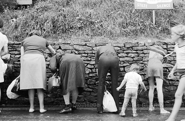 Plerinage  Lourdes - Aot 1975 - Devant la fontaine d'eau miraculeuse