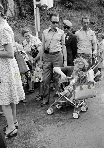 Plerinage  Lourdes - Aot 1975 - Devant la fontaine d'eau miraculeuse