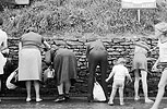 1975  - Plerinage  Lourdes - A la fontaine d'eau miraculeuse