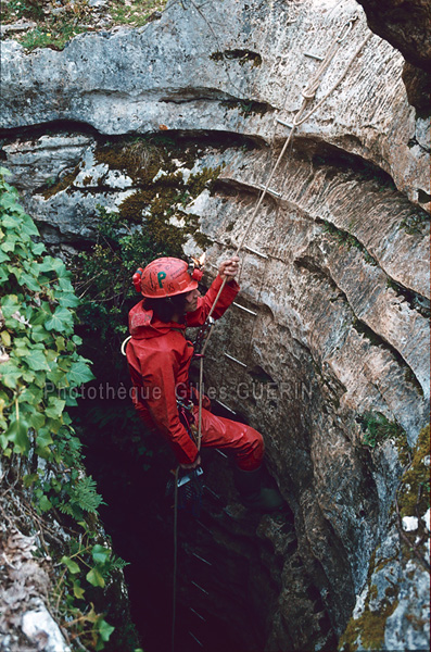 Splologie dans le dpartement du Lot - 1975 - Descente en rappel dans un gouffre