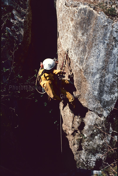 Spéléologie dans le département du Lot - 1975 - Descente en rappel dans un gouffre