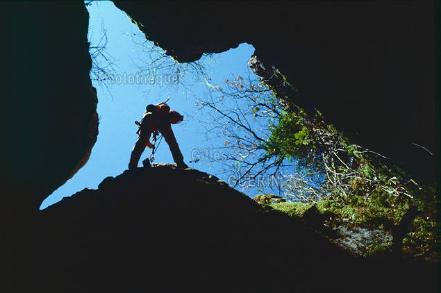 Splologie dans le dpartement du Lot - 1975 - Descente en rappel dans un gouffre