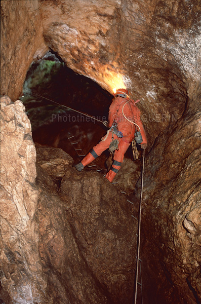 Splologie dans le dpartement du Lot - 1975 - Descente en rappel dans un gouffre