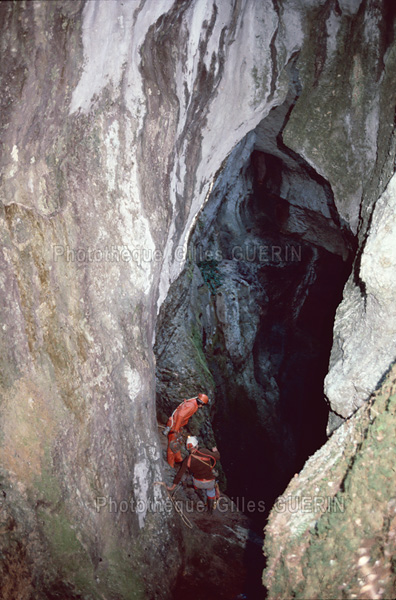 Splologie dans le dpartement du Lot - 1975 - Descente en rappel dans un gouffre