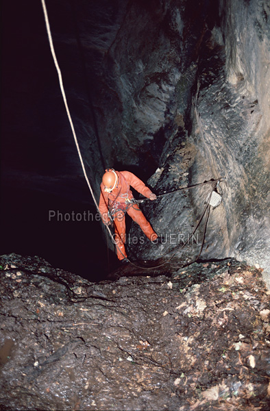 Splologie dans le dpartement du Lot - 1975 - Descente en rappel dans un gouffre