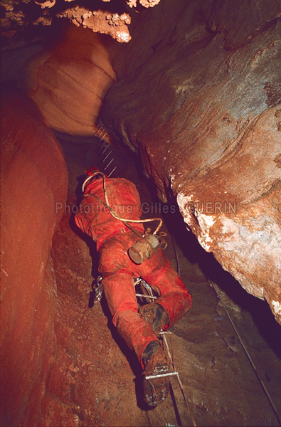 Spéléologie dans le département du Lot - 1975 - Fissure verticale 