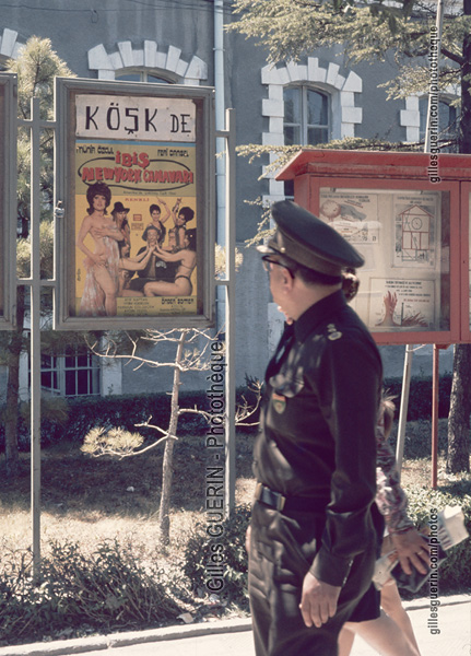 Milieu urbain - Scène de rue - Affiche cinéma érotique