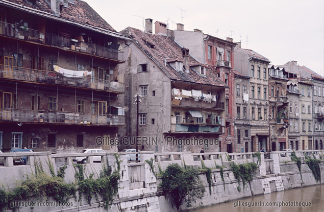 Milieu urbain - Vieux immeubles le long d'une rivire