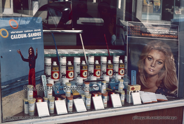 Milieu urbain - Vitrine de pharmacie