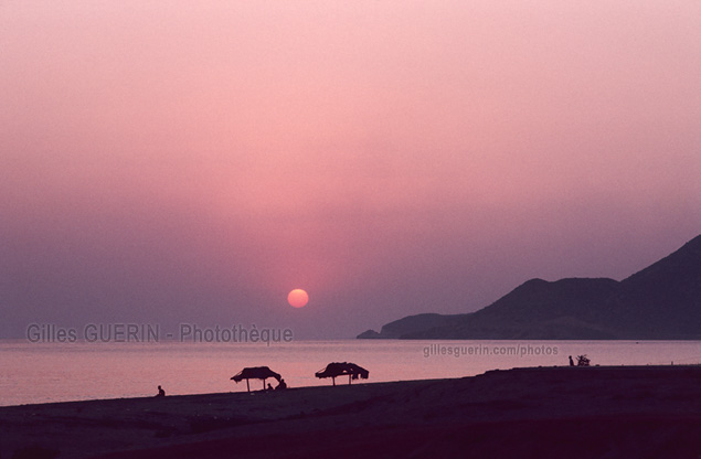 Paysage de bord de mer avec coucher de soleil