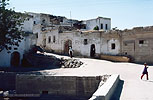 Turquie 1973  - Village traditionnel de Cappadoce - Petite fille et femme voile...