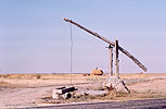 Turquie 1973  - Puits  banlancier traditionnel et remorque de foin tire par un tracteur en arrire-plan - Anatolie centrale