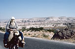 Turquie 1973 - Femme voile voyageant  dos d'ne