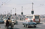 Turquie 1973  - Carriole tire par des chevaux  au milieu de la circulation automobile, et avec la ville Istanbul en arrire plan