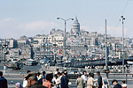 Turquie 1973 - Foule, circulation automobile et ville d'Istabul en arrière-plan