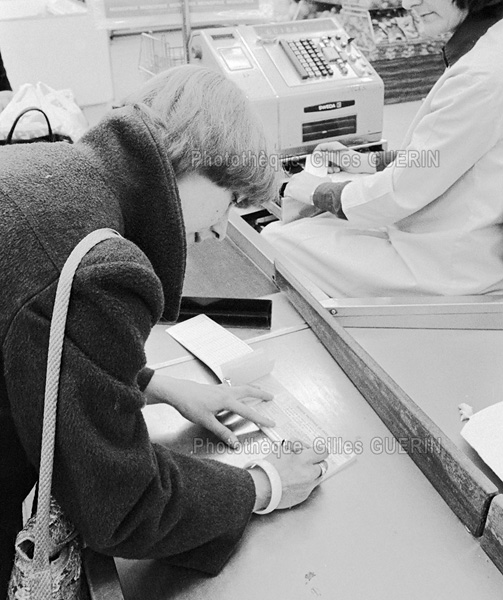 Règlement en caisse et par chèque dans un grand magasin parisien - Octobre 1978