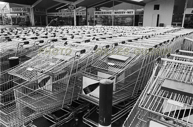 Caddies sur un parking d'hypermarch -en rgion parisienne - Fvrier 1974