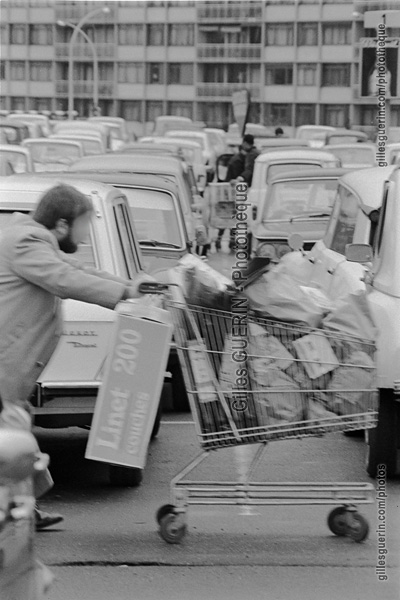 Parking d'hypermarch - Rgion parisienne - 1974