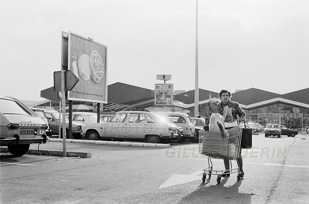 Parking d'hypermarch - Rgion parisienne - 1974