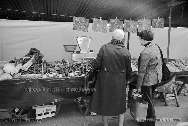 Petit march de quartier en rgion parisienne - Massy (91)  - Novembre 1973