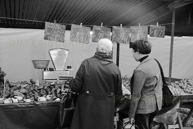 Petit march de quartier en rgion parisienne - Massy (91)  - Novembre 1973